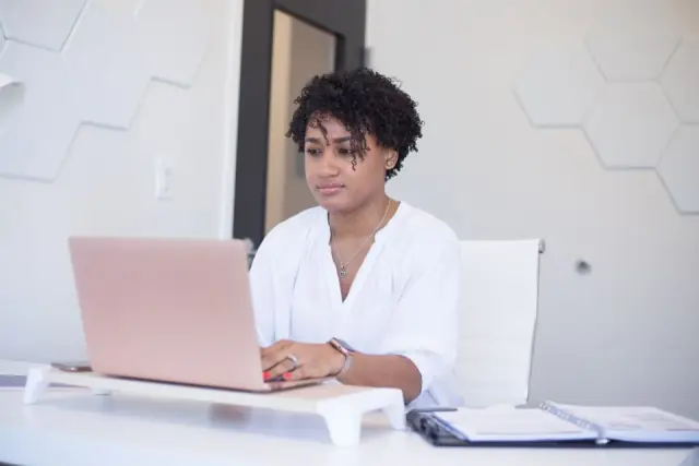 Une femme travaille sur son ordinateur
