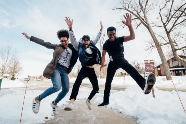 Trois jeunes sautent de joie en plein air