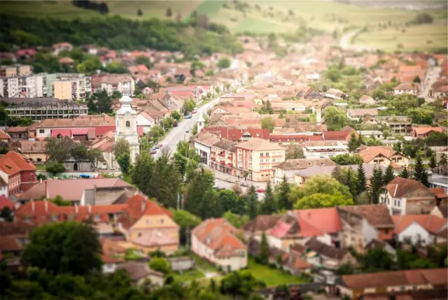 Vue aérienne d’un bourg et de ses toits