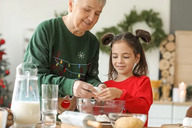 Une grand-mère et sa petite-fille cuisinent ensemble